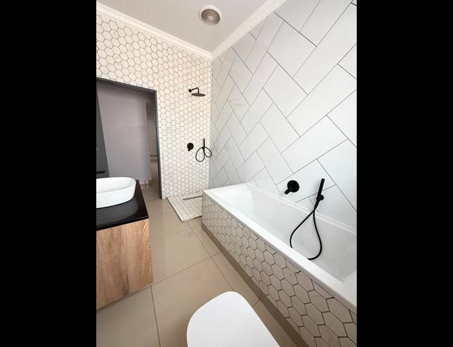 5 BEDROOM HOUSE FOR SALE IN TAFELZICHT